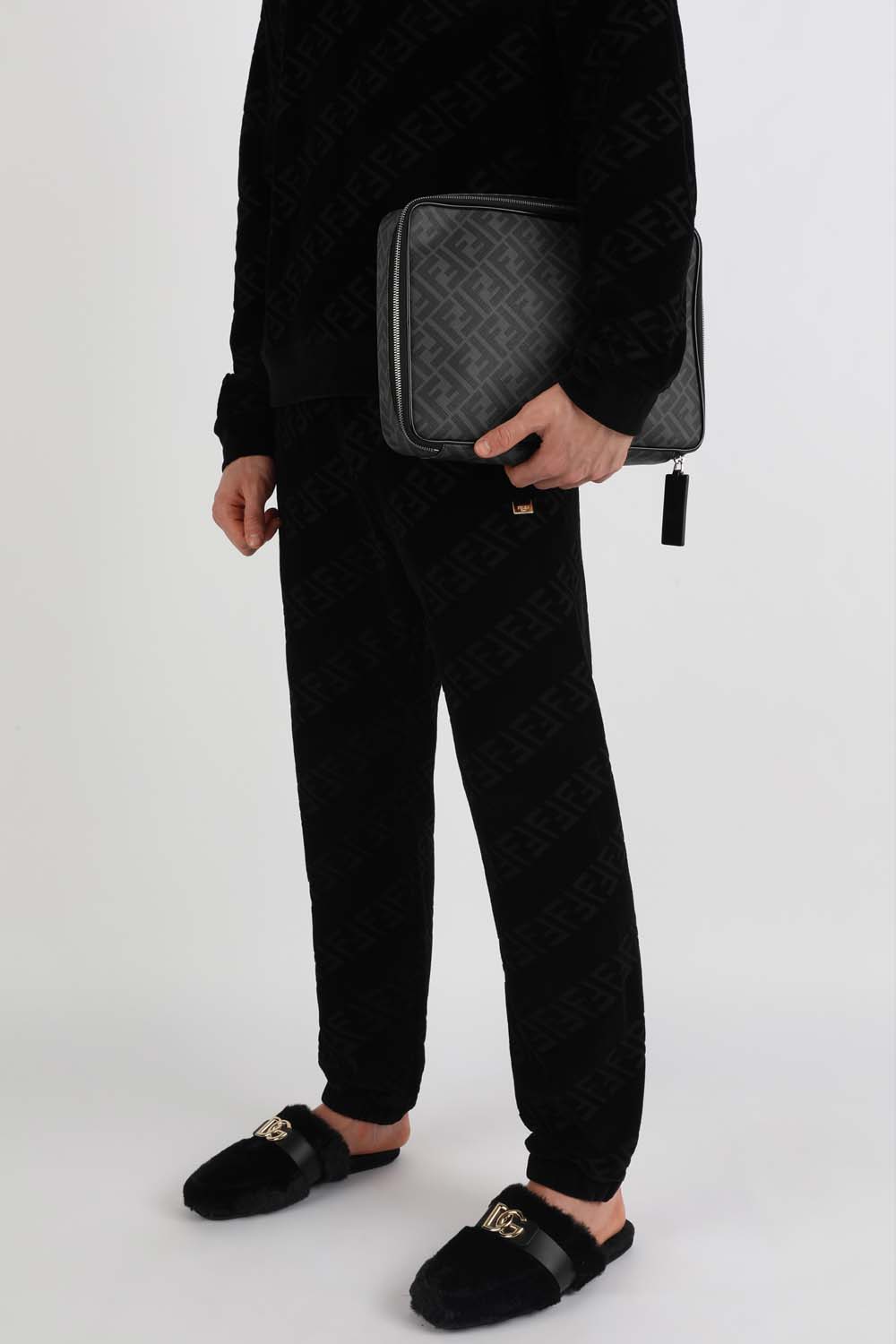 תמונת כל הלוק של תיק רחצה מעור עם הדפס מונוגרמי בגוון שחור